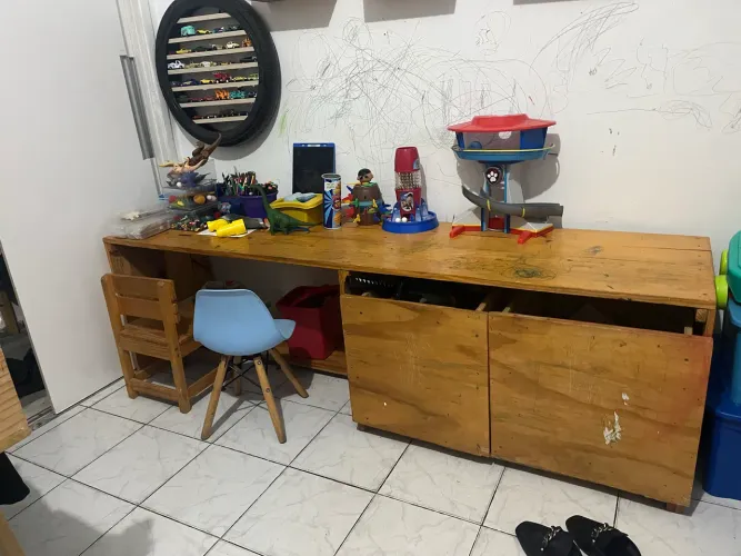 Escrivaninha grande para guardar coisas de criança