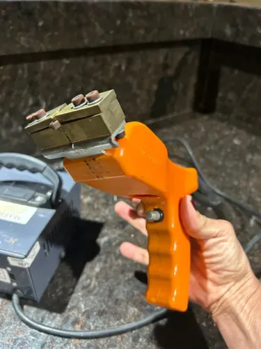 Máquina de frisar borracha bivolt frisadora , seminovo, marca : mafrisa Júnior
