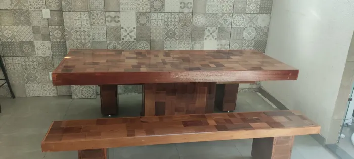 Mesa de madeira maciça