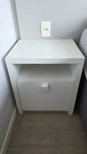 Mesa de cabeceira (puff de brinde)