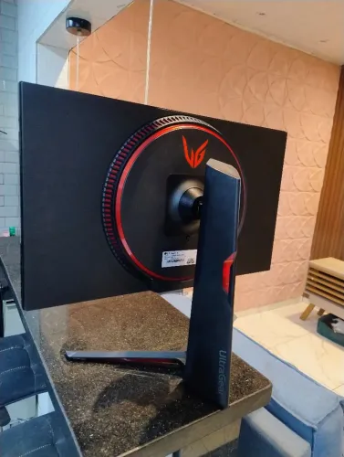 Monitor UltraGear LG 27 Polegadas 180Hz, muito novo, sem marcas!