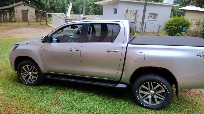 Hilux SRV 2020 super inteira