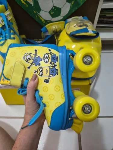 Patins Infantil Minions (Tamanho 29/30) + Kit de Proteção Completo (NOVO)