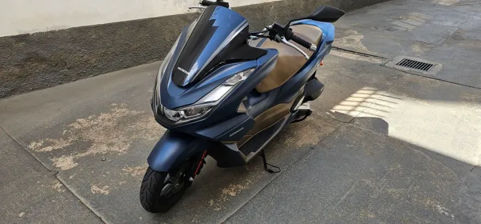 Honda PCX DLX 2024 azul - único dono apenas 8500KM!