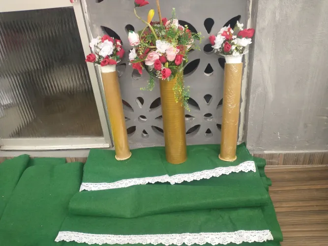 3 colunas decorativas com flores artificial altura: 55 Cm
