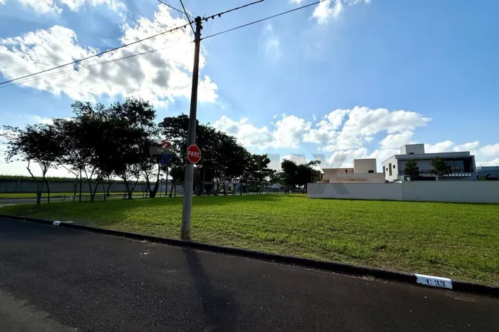 Terreno com excelente topografia em condomínio fechado - Condomínio Quinta do Engenho - Ri
