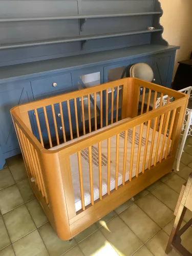 Berço moderno bem reforçado em madeira maciça ( vira cama e chiqueirinho )