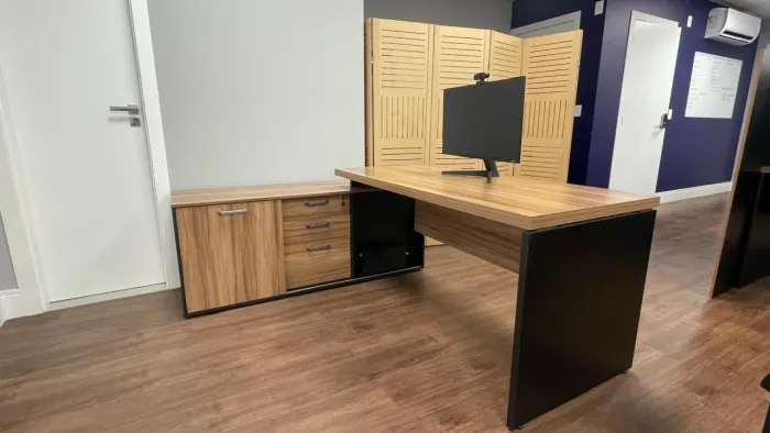 Mesa de escritório em L com balcão acoplado