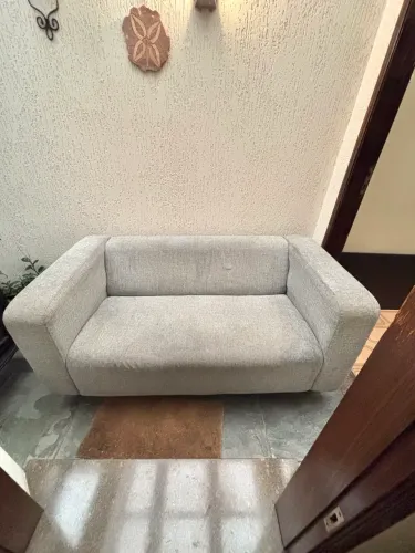 Sofá Tokstok 2 lugares cinza