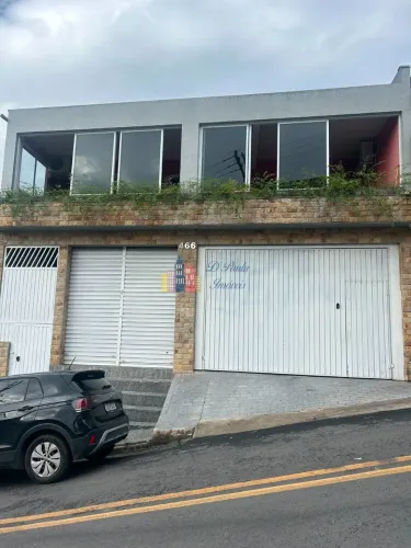 Casa para locação em Barueri-SP: Espaçosa residência na Vila São Silvestre, com 4 quartos,