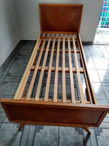 Cama de solteiro antiga