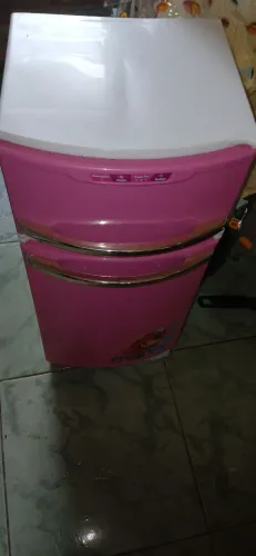 Geladeira rosa infantil 140,00 reais
