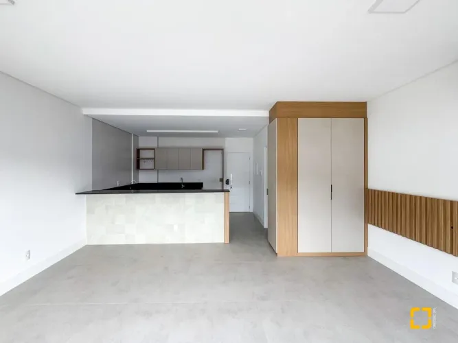 Studio Semi-Mobiliado Próximo ao Floripa Shopping - Conforto e Conveniência