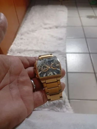 Vendendo o relógio technos original com defeito o vidro quredo e sem bateria bom e bonito