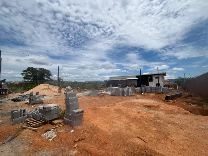 Galpão com 2 banheiros, no bairro Planalto com 525,82m²