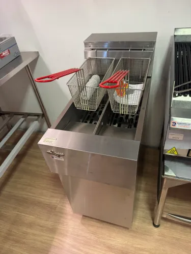 Fritadeira Industrial Bipartida 2 tanques 14 litros 380w trifásica 