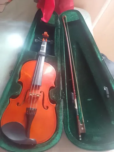 Vende se um violino