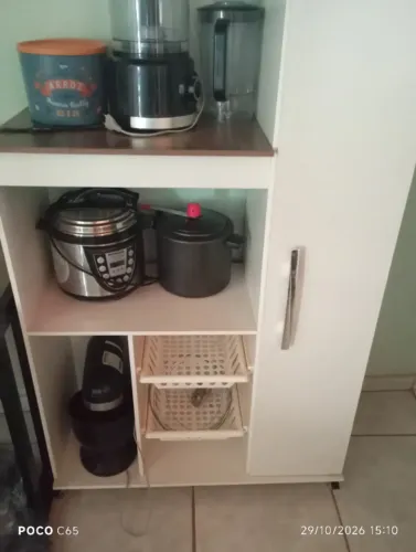 Armário multiuso com fruteira e porta com divisórias