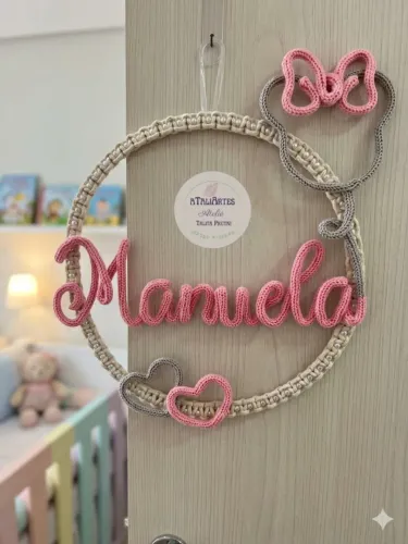 Porta maternidade menina Guirlanda de macramê com pérolas personalizada em tricotin