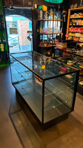 Balcão Vitrine de Vidro e MDF estilo industrial