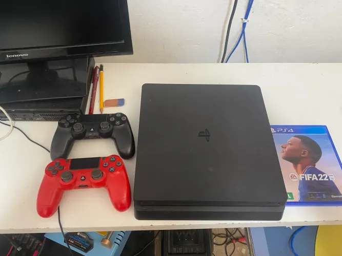 Vendo PlayStation 4 e um tele de armazenamento com dois controles um jogo
