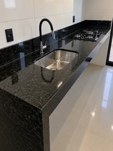 Bancada de Granito para Cozinha Sob Medida | Pia e Cooktop