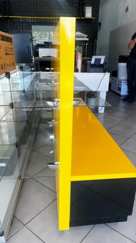 Balcão Expositor para Loja em MDF Laqueado - Amarelo e Preto