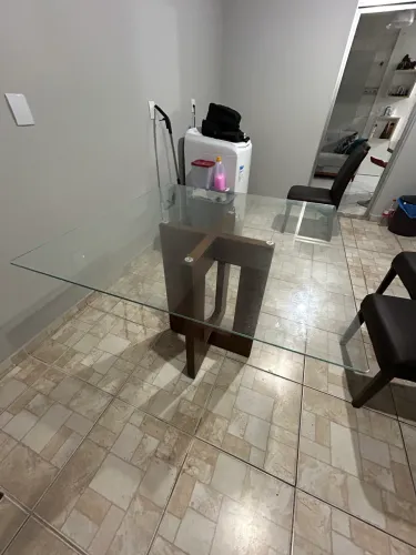 VENDO MESA COM TAMPO DE VIDRO