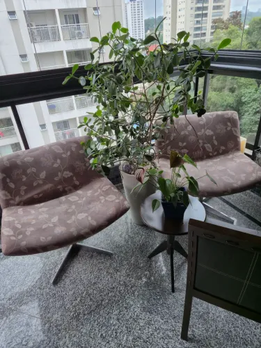 Par de Poltronas Giratórias Decorativas - Base em Metal (Ótimo Estado)