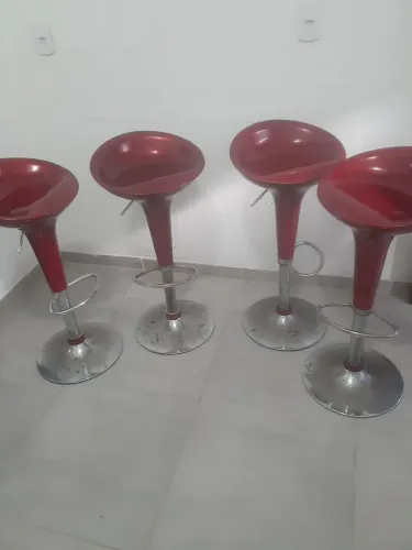 Vendo    4  banquetas  vermelha    ,por 450.