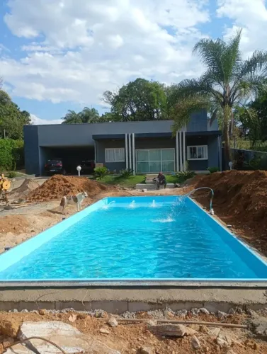 PISCINA DE FIBRA 10,80 X 4,10 X 1,40 A 1,70