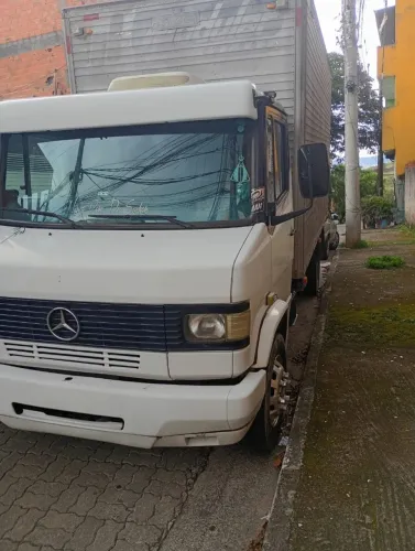 Vende-se caminhão 3/4 baú chapeado chadrez, está com o tanque cromado de 200lts