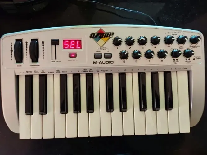 Interface de áudio e controlador MIDI M-Audio Ozone