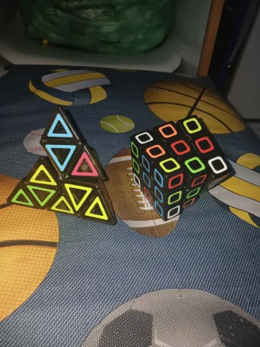 Cubo mágico e pirâmide mágica