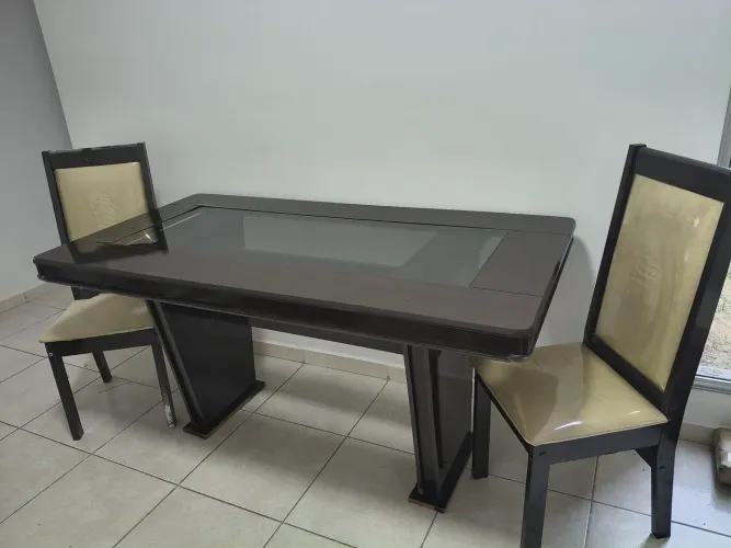 Mesa retangular com quatro cadeiras