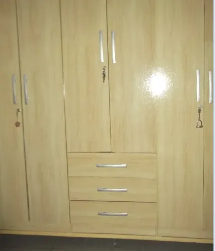 Guarda-Roupas com 6 portas, 3 gavetas, com chaves e de rodas.