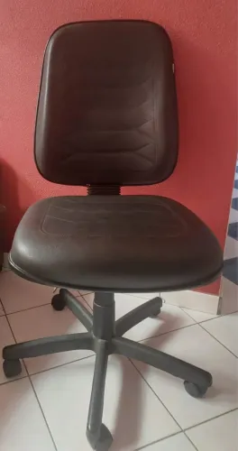 Cadeira de Escritório em Couro Preta - Muito Macia e Couro