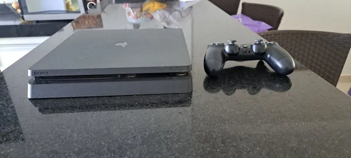 PS4 em ótimas condições com controle original
