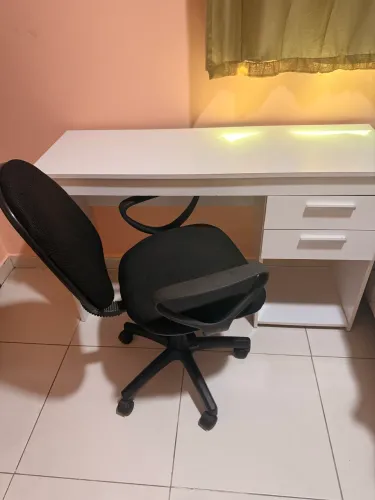 Armário de escritório e cadeira