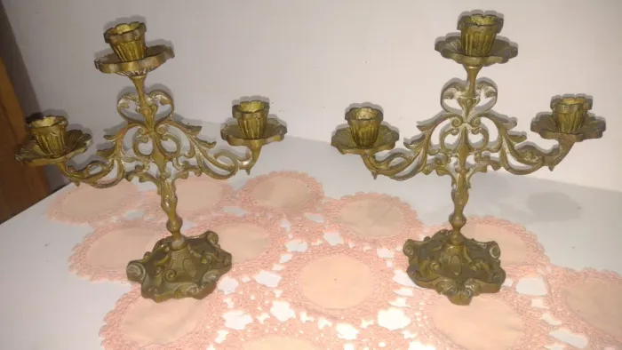 Par de candelabros de bronze antigos