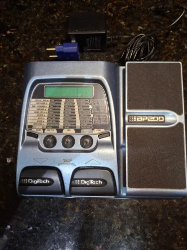 Pedaleira de efeitos para contrabaixo, marca Digitech BP200.