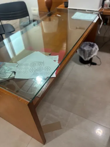 Mesa para escritório com tampo de vidro