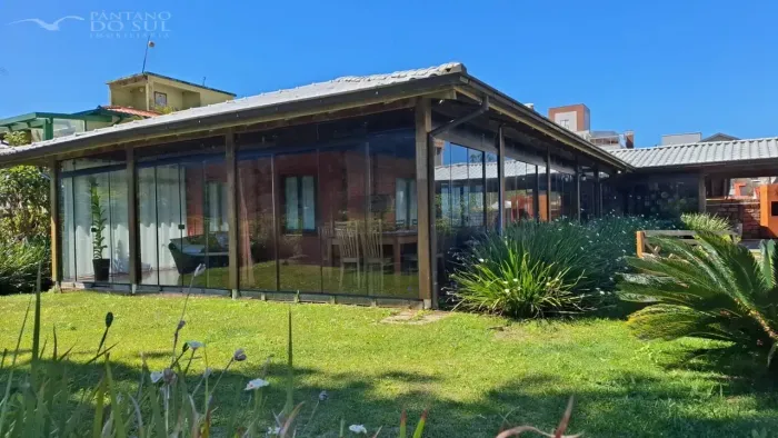Térrea para venda possui 265 metros quadrados com 1 quarto em Pântano do Sul - Florianópol
