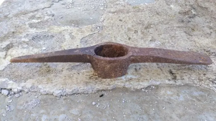 Picareta antiga sem cabo