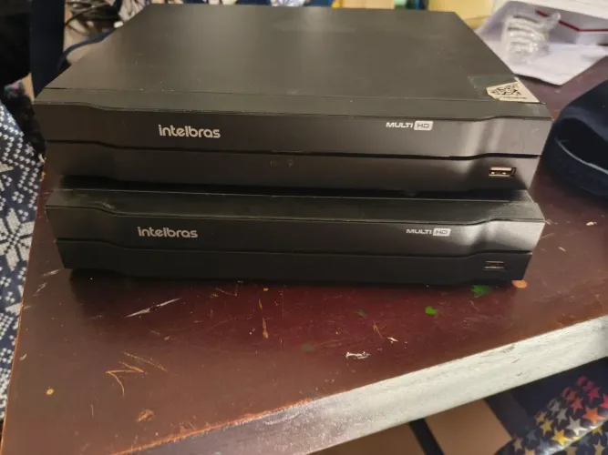 2 DVRs Intelbras 4 canais, um com HD de 500 GB e outro sem HD.