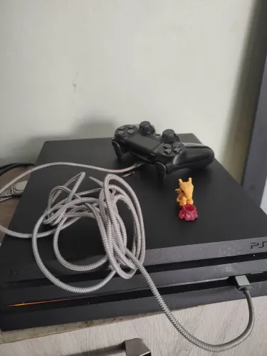 Vende-se ps4 pro 1t