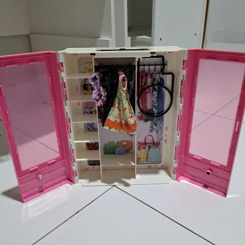 Armário da Barbie com vestidos