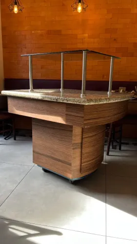 Vendo Buffet / Balcão Expositor em Madeira, com Tampo de Granito e prateleira de vidro
