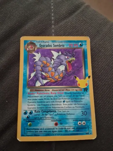 Carta pokemon gyarados sombrio 25th anniversary celebration