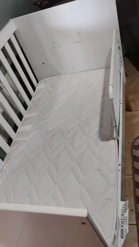 Vendo mini cama infantil com colchão e proteção lateral